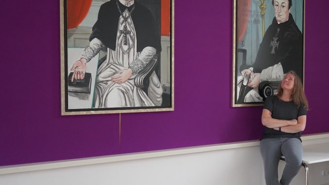 Ulla Mußmann vor der Bildergalerie der Äbte, (c) Sta dt Harsewinkel Kopie