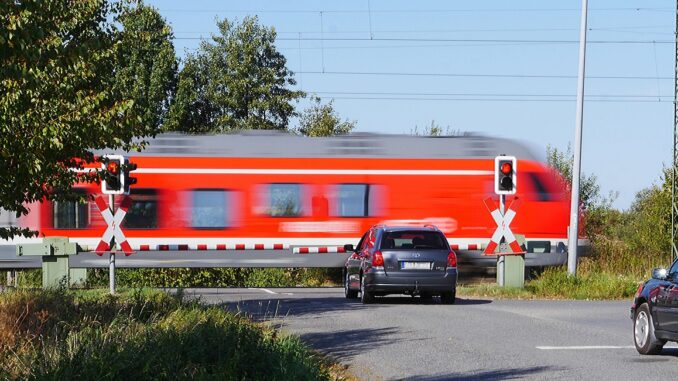 bahnübergang pixabay level-crossing-1695561_1280